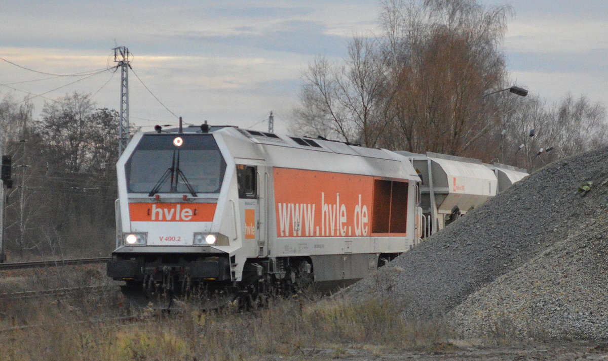 hvle V 490.2 (264 012-6) mit Schüttgutwagenzug am 07.12.16 Berlin-Marzahn.