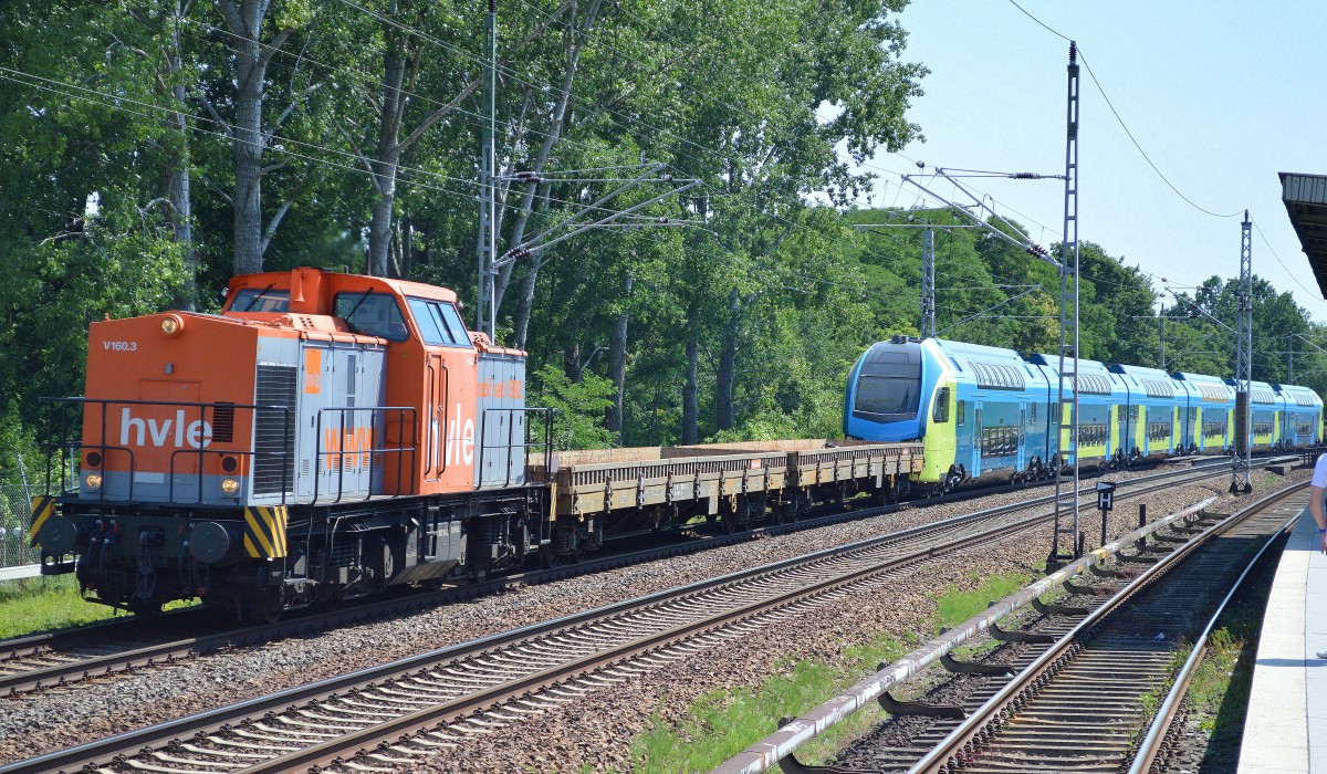 hvle V160.3 (203 105-2) bei der Überführung einer fabrikneuen sechsteiligen Version des STADLER-KISS Triebzuges für die WestfalenBahn GmbH am 03.07.15 Richtung Oranienburg in Mühlenbeck/Mönchmühle bei Berlin.  