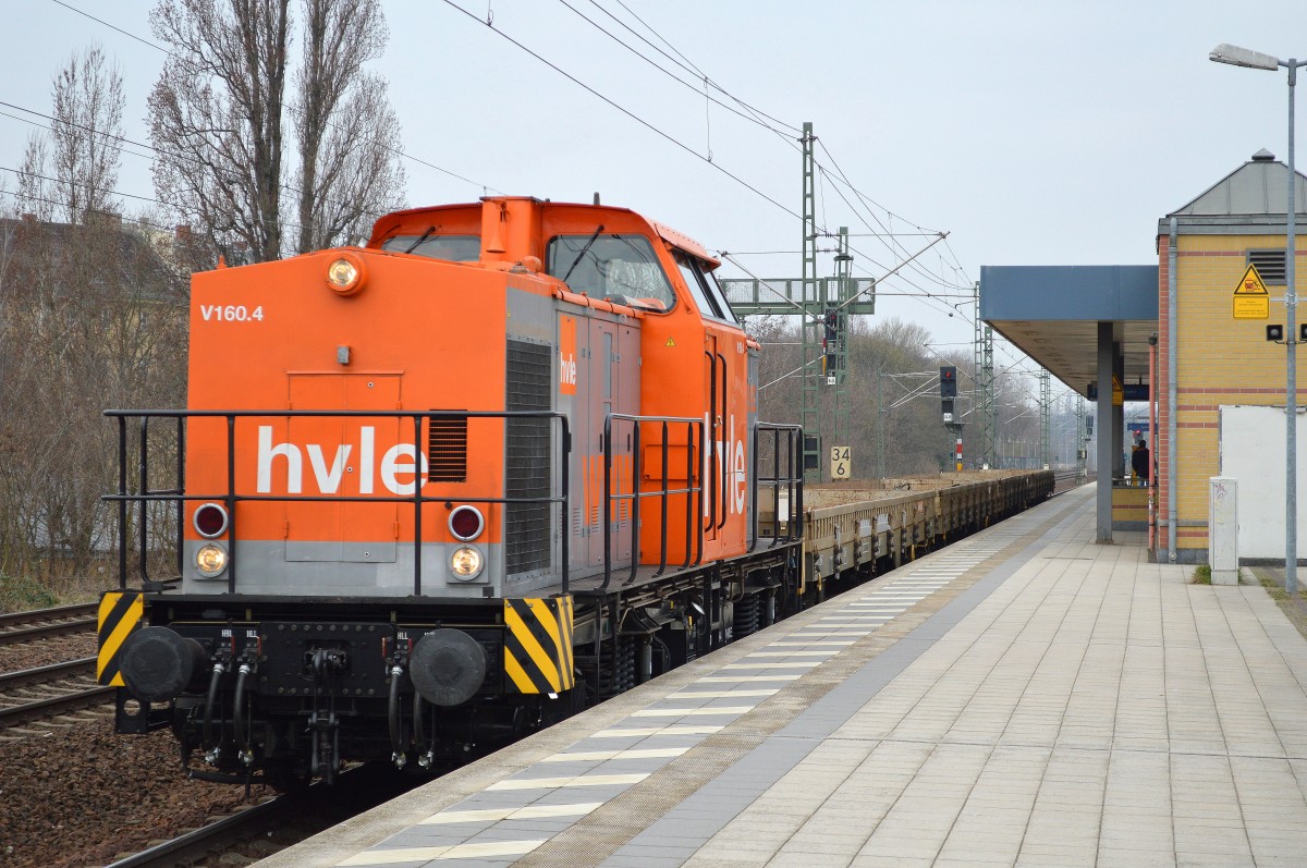 hvle V160.4 (203 109-4) mit einigen Drehgestell-Flachwagen Durchfahrt Bhf. Berlin-Jungfernheide am 09.04.15