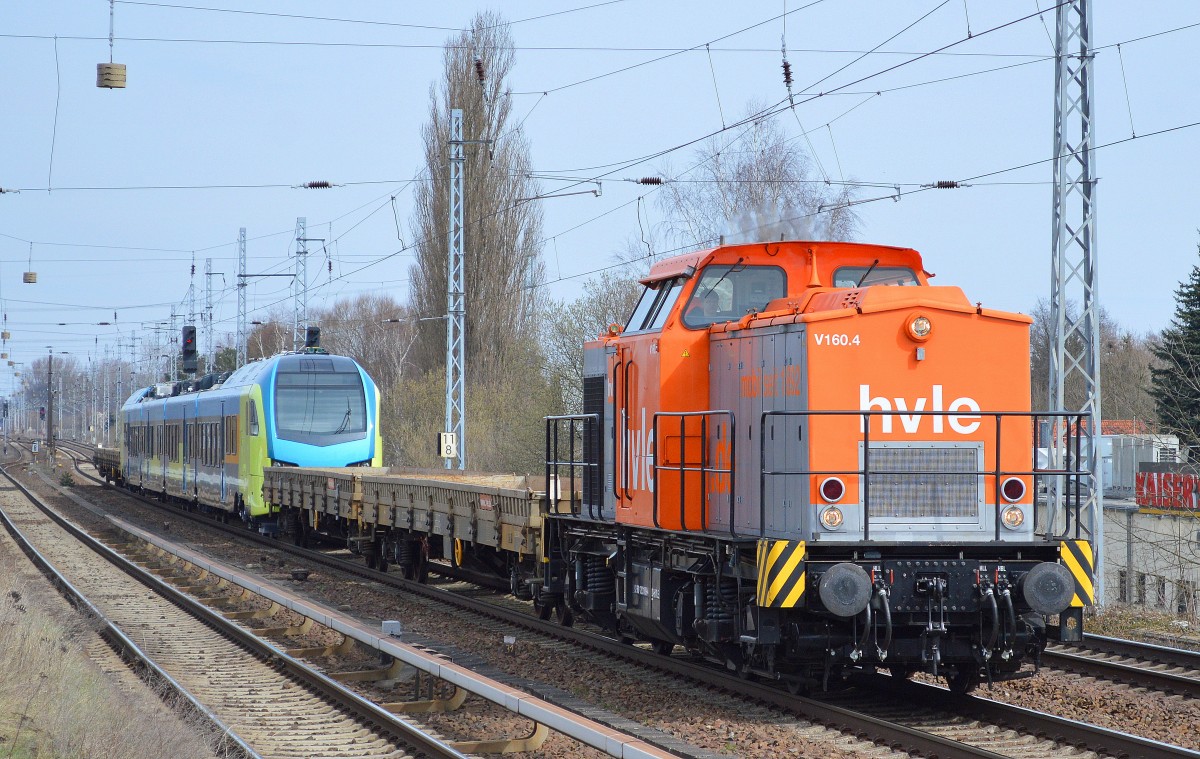 hvle V160.4 (203 109-4) überführt direkt nach Ostern wieder einen fabrikneuen vierteiligen FLIRT ab Stadler Werk Berlin-Pankow für die Westfalenbahn GmbH, diesmal (94 80 1428 603-3 D-WFB), 07.04.15 Berlin-Karow.