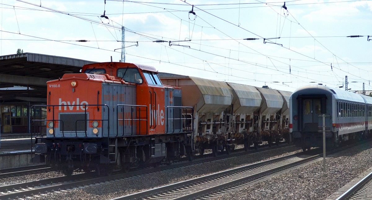 hvle V160.8 (203 616-8) mit firmeneigenen Schüttgutwagen bei der Durchfahrt Bhf. Flughafen Berlin-Schönefeld, 28.08.14 