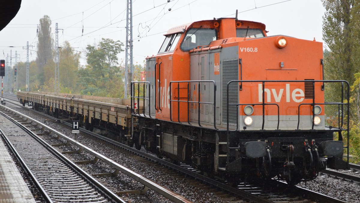 hvle V160.8 (203 616-8) mit einigen firmeneigenen Drehgestell-Flachwagen zurück von einer Übergabefahrt am 16.10.14 Berlin-Karow.