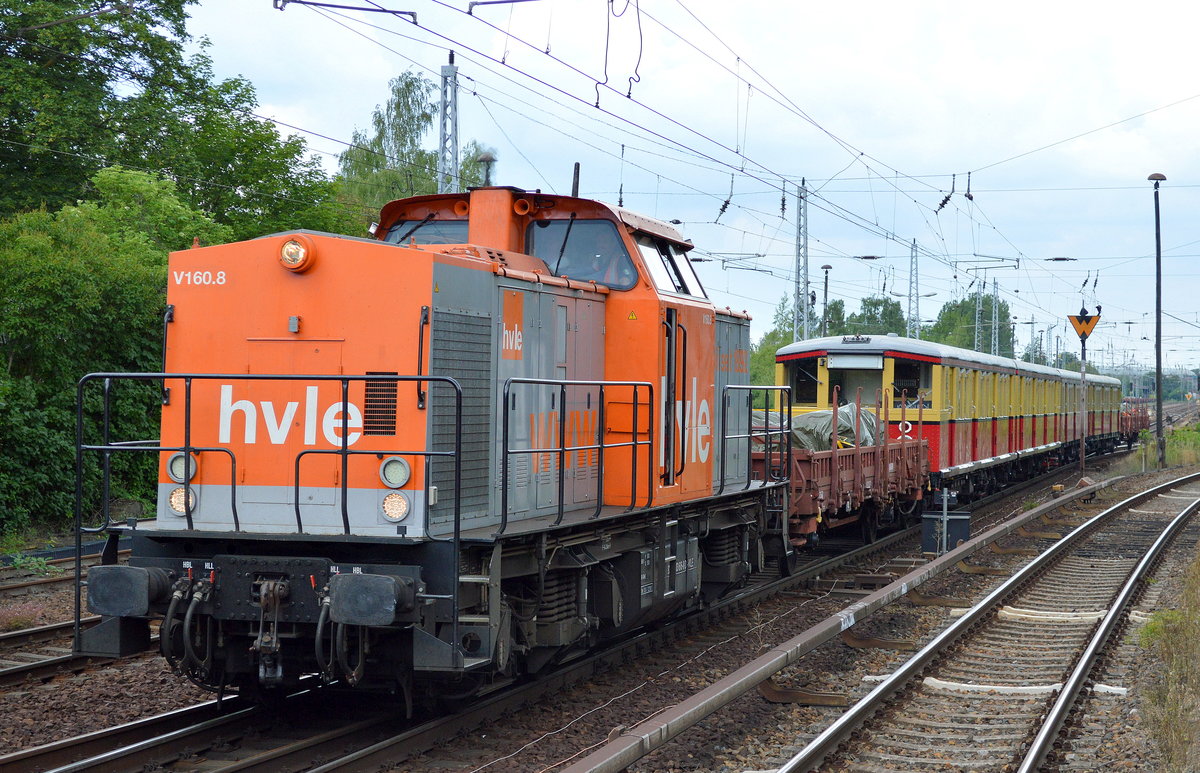 hvle V160.8 (203 616-8) überführt einen älteren S-Bahn Triebzug der BR 475 (475 605-2) am 22.06.16 Richtung Betriebswerk Erkner bei Berlin, Durchfahrt Berlin-Hirschgarten.