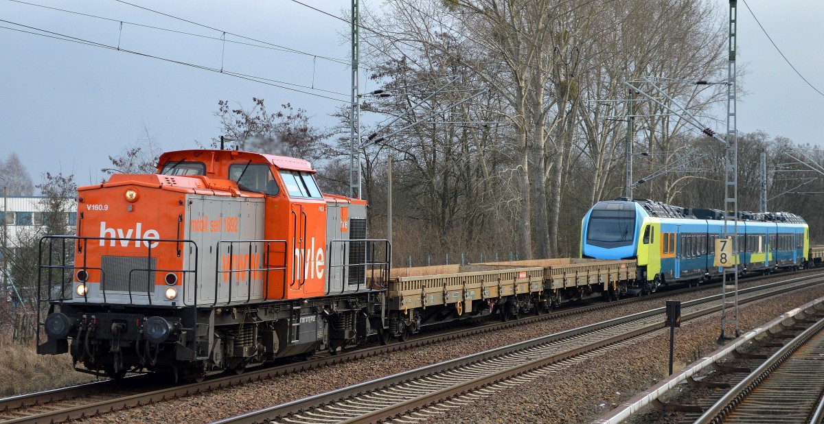hvle V160.9 (203 141-7) überführt einen fabrikneuen vierteilign FLIRT (428 602-5) für die Westfalenbahn GmbH vom Stadler Werk Berlin-Pankow, 26.01.15 Mühlenbeck/Mönchmühle b.Berlin.