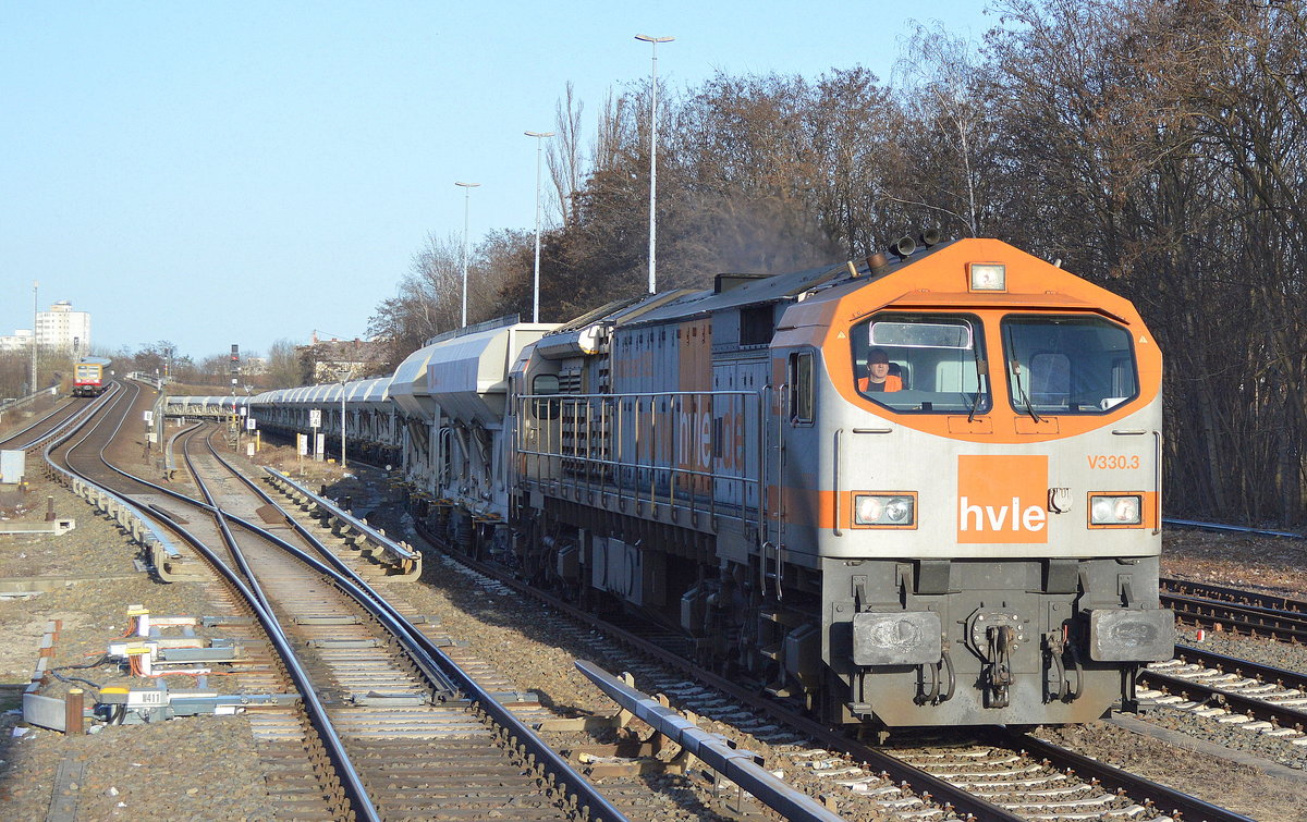 hvle V330.3 (250 011-4) hatte tagsüber seinen langen Ganzzug mit Kies im Gbf. Berlin-Treptow bei der dort ansässigen Fa.KLÖSTERS Baustoffwerke entladen und kam hier am späten Nachmittag Richtung Gbf. Berlin-Neukölln gefahren um die Lok umzusetzen, 15.03.17 S-Bhf. Berlin-Neukölln.