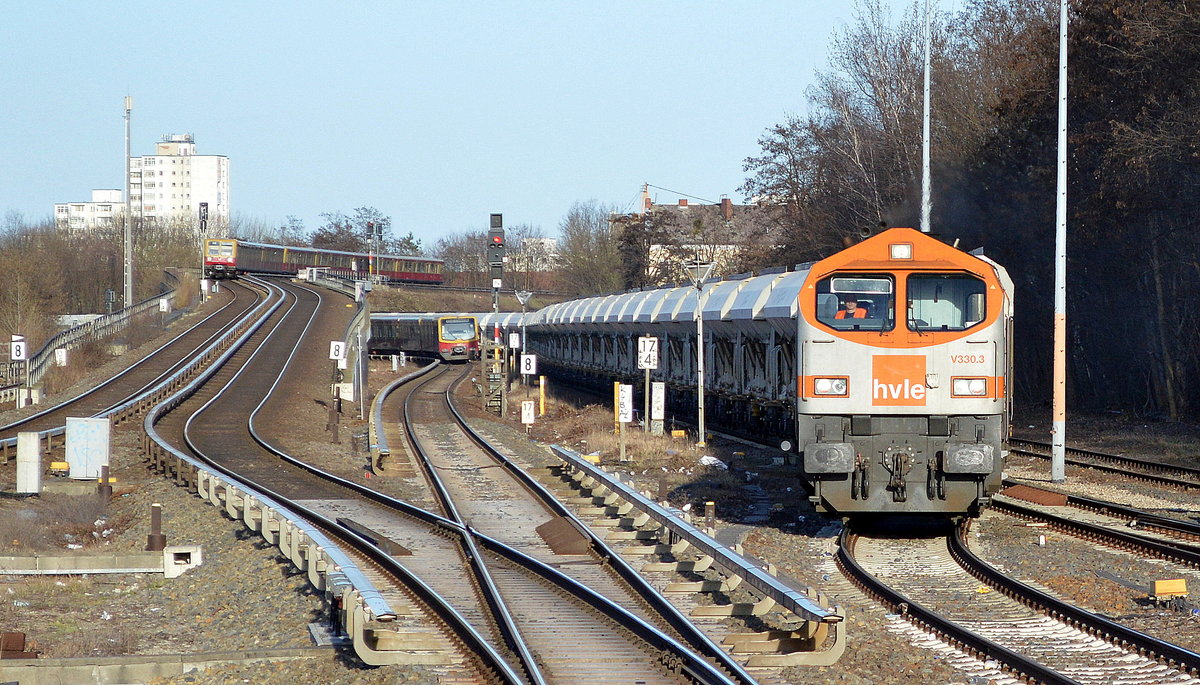 hvle V330.3 (250 011-4) hatte tagsüber seinen langen Ganzzug mit Kies im Gbf. Berlin-Treptow bei der dort ansässigen Fa.KLÖSTERS Baustoffwerke entladen und kam hier am späten Nachmittag Richtung Gbf. Berlin-Neukölln gefahren um die Lok umzusetzen, 15.03.17 S-Bhf. Berlin-Neukölln.