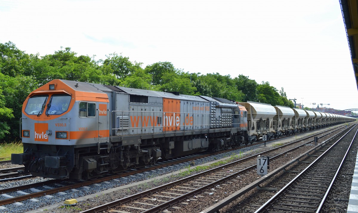 hvle V330.3 (250 011-4) mit langem Ganzzug Schüttgutwagen abfahrbereit Gbf. Berlin-Neukölln, 19.06.15