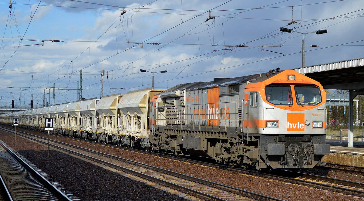 hvle V330.3 (250 011-4) zum späten Nachmittag mit leerem Schüttgutwagenzug bei der Durchfahrt Bf. Flughafen Berlin-Schönefeld.