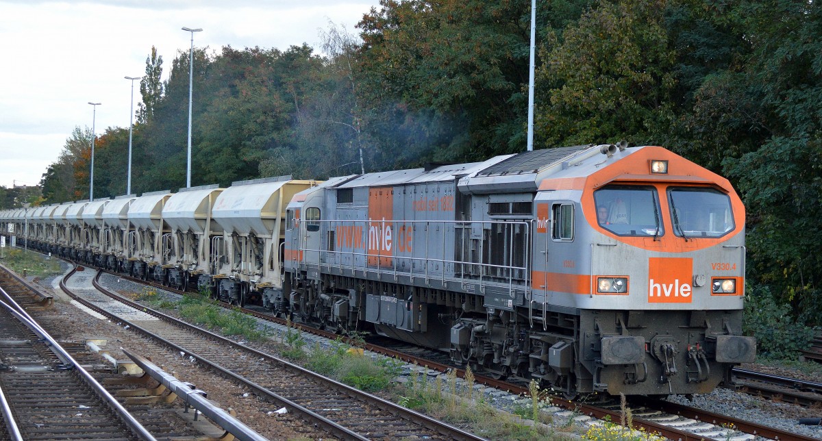 hvle V330.4 (250 004-9) verlässt mit einem langen Ganzzug Schüttgutwagen den Gbf. Berlin-Treptow Richtung Berlin-Neukölln, 30.09.15