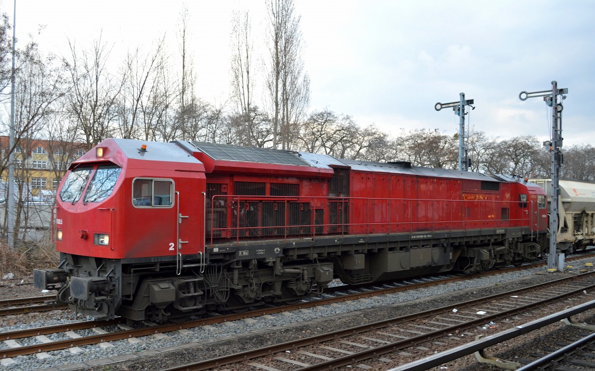 HVLE V330.5 (250 008-0) steht abfahrbereit mit einem Ganzzug firmeneigener Schüttgutwagen am frühen Abend des 27.03.15 gegenüber dem S-Bhf. Berlin-Neukölln auf dem Gleisgelände des Gbf. Berlin-Neukölln.