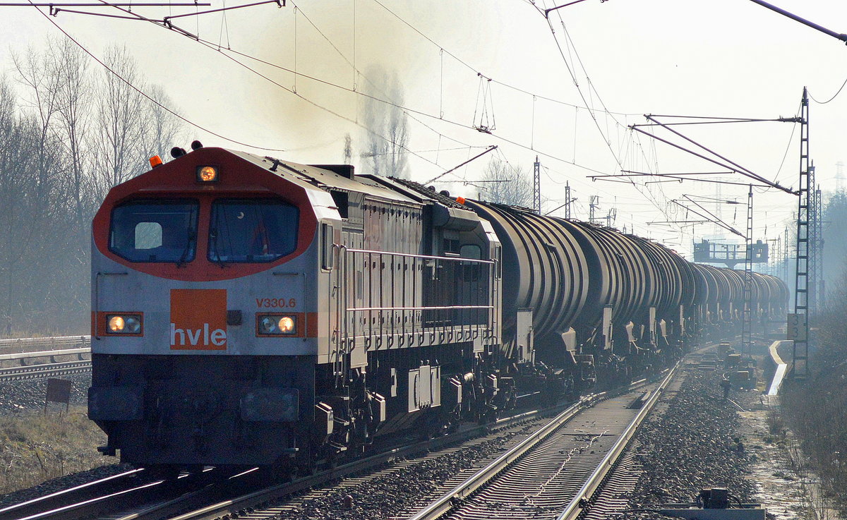 hvle V330.6 (250 003-1) kommt dampfend mit einem Kesselwagenzug (Ethanol) aus Richtung Industrieübergabe Nordost in Berlin-Hohenschönhausen, 16.02.17