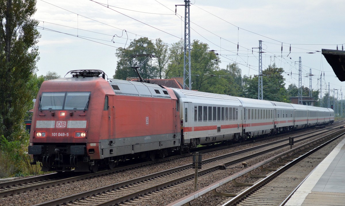 IC 2355 mit 101 049-5 am 19.09.14 Richtung Bernau in Berlin-Karow.