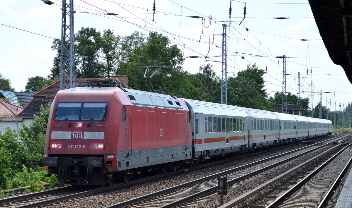 IC 2355 mit 101 122-0 Richtung Bernau am 10.07.14 Berlin-Karow.