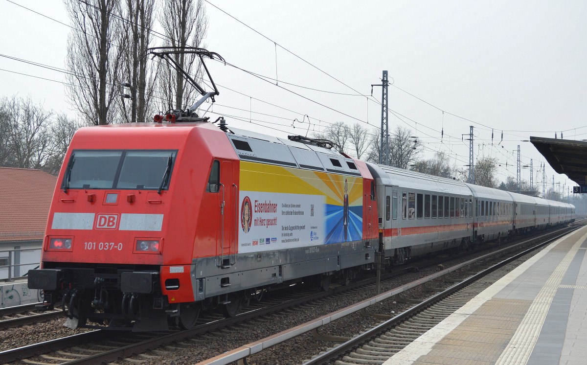 IC 2356 mit 101 037-0 (Werbung für Allianz pro Schiene/Werbeausschreiben) als Schublok Richtung Berlin-Gesundbrunnen am 31.03.14 Berlin-Karow.