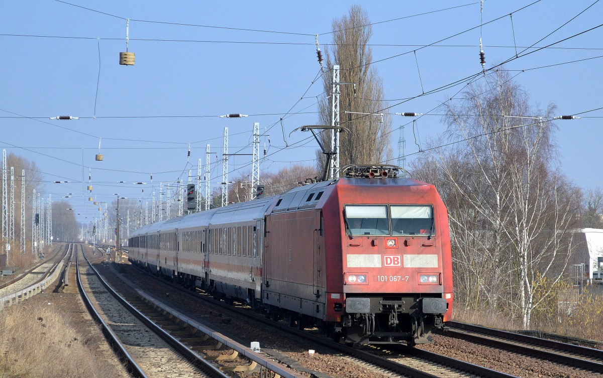 IC 2356 mit 101 067-7 am 20.02.15 Berlin-Karow.
