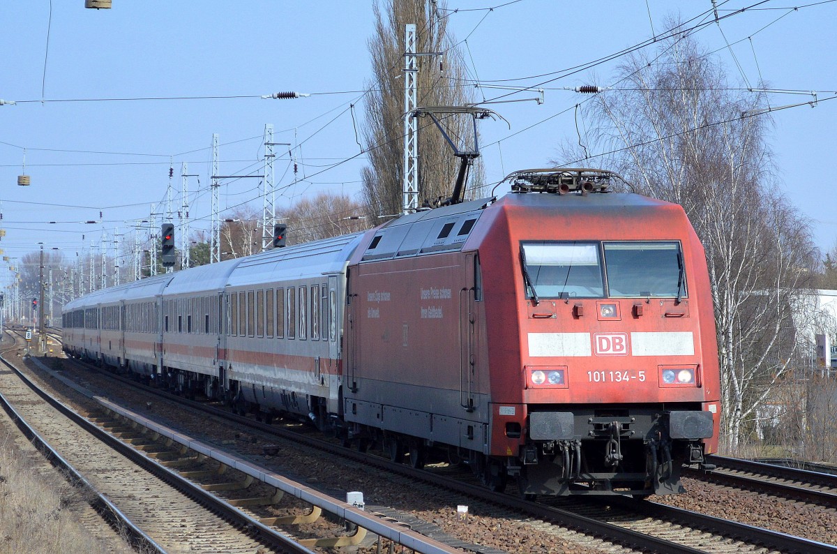 IC 2356 mit 101 134-5 am 17.03.15 Berlin-Karow.