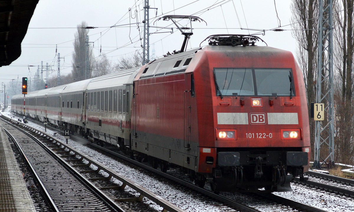 IC 2356 nach Frankfurt a.Main mit 101 122-0 am 30.01.15 Berlin-Karow.