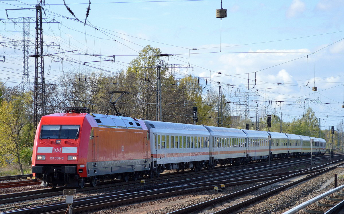 IC aus Stralsund mit 101 056-0 am 23.04.17 Berlin-Springpfuhl.