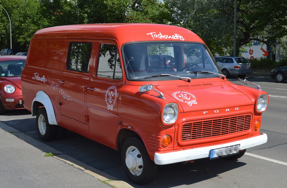 Ich denke mal aus den 70érn, ein wunderbar erhaltener FORD 130 TRANSIT einer privaten Musikschule am 01.07.14 Nähe S-Bhf. Berlin Landsberger Allee.