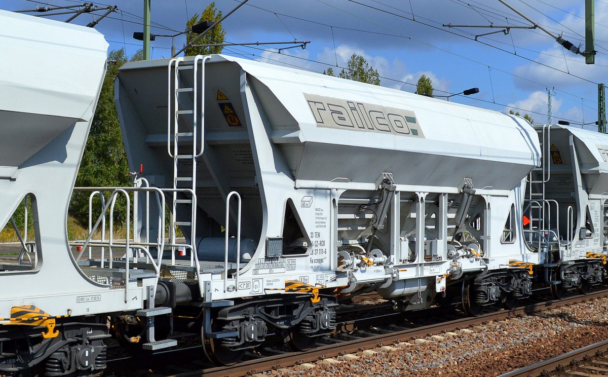 Ich glaube wenn alle G�terwagen einen Ger�uchpegel wie diese nagelneuen Sch�ttgutwagen h�tten, w�rden Bahnunternehmen wohl kaum noch Anreinerbeschwerden und kostenintensive L�rmschutzma�nahmen beklagen m�ssen. Diese Ganzz�ge von ITL mit den angemieteten tschechischen Sch�ttgutwagen von railco hinterlassen eigentlich nur noch ein wind�hnliches Rauschen beim Vorbeifahren, besonders auff�llig wenn zeitnah ein DB-G�terzug mit Sch�ttgutwagen vorbeif�hrt und Kinder sich die Ohren zuhalten.
Im Bild der Wagen mit der Nr. 33 TEN 54 CZ-RCO 6937 111-6 Fa ccnpps 442.1 am 09.09.14 Bhf. Flughafen Berlin-Sch�nefeld.