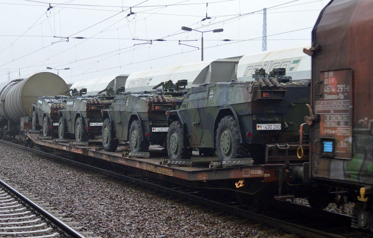 Ich war ziemlich sauer einige Zeit zuvor einen Militärtransportzug mit amerikanischen Militärfahrzeugen verpasst zu haben da kam ein gemischter Güterzug mit dieser Flachwageneinheit mit abgesenktem Fußboden vom Typ Laads von Transwaggon mit vier Bundeswehrfahrzeugen vom Typ Spähwagen Fennek noch lang, 13.11.14 Bhf. Flughafen Berlin-Schönefeld.