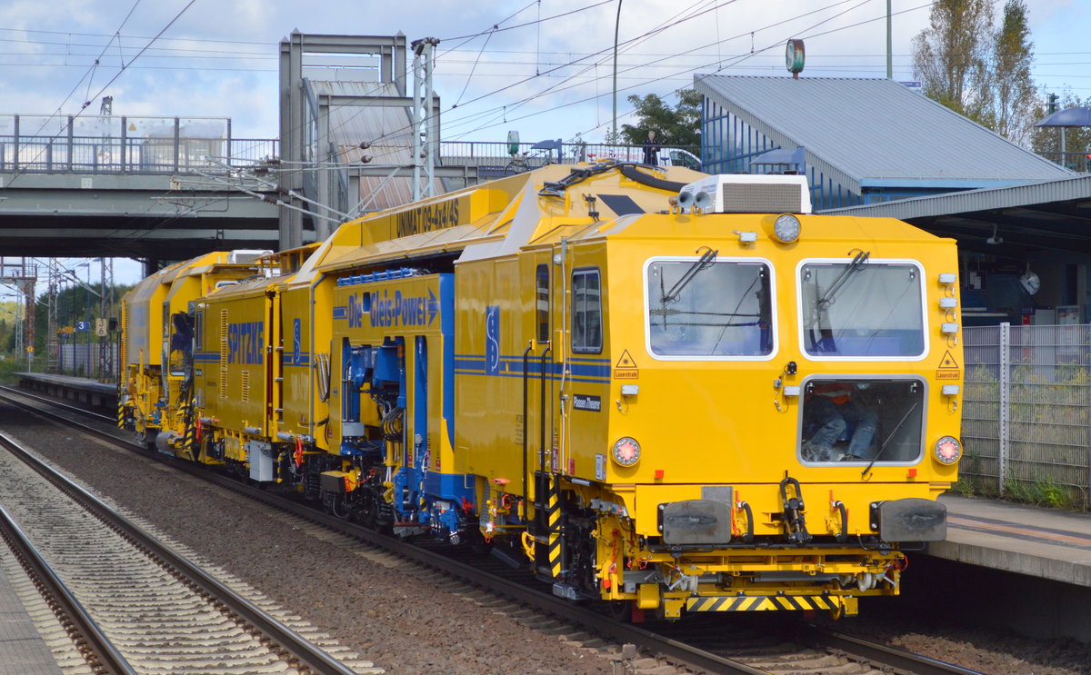 ie Fa. Spitzke SE mit dem Neuesten was im Hause Plasser & Theurer produziert wird, vorne die Universalschotterplaniermaschine vom TYP P&T USP 4000 SWS und am Haken die Stopfmaschine P&T UNIMAT 09-4x4/4S am 22.09.17 Durchfahrt Bf. Berlin-Hohenschönhausen.