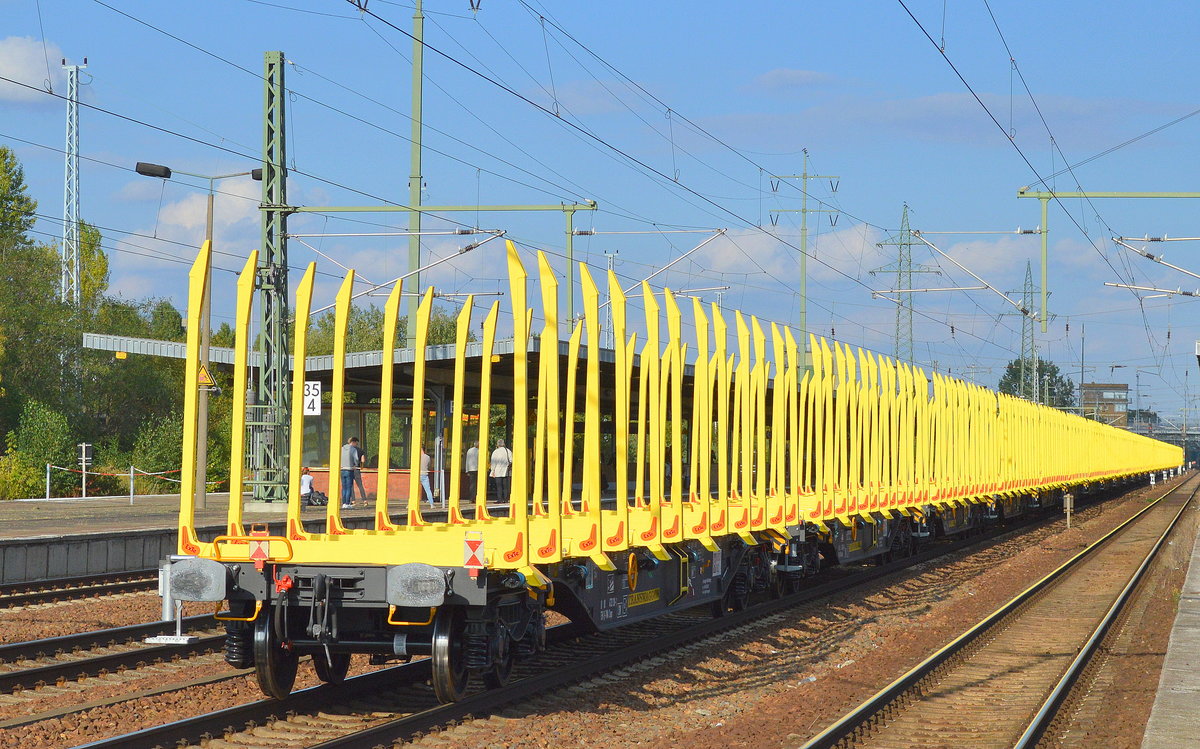 iese fabrikneuen Wagen wurde gerade zum Sichtungszeitpunkt des Zuges auch auf der InnoTrans 2016 pr�sentiert, es sind Drehgestell-Flachwagen mit Niederbindeeinrichtungen vom Einsteller TRANSWAGGON vom Typ Snps zum Transport von Stammholz, hier ein Zug gezogen von der Fa. PRESS am 21.09.16 Bf. Flughafen Berlin-Sch�nefeld.