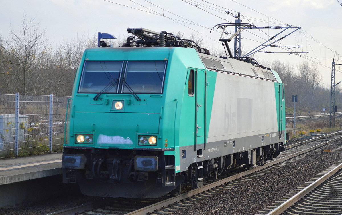 IGE 185 576-6 (Frontnummer wurde beschmiert) wahrscheinlich Richtung Stendell am 30.11.17 Berlin-Hohenschönhausen.