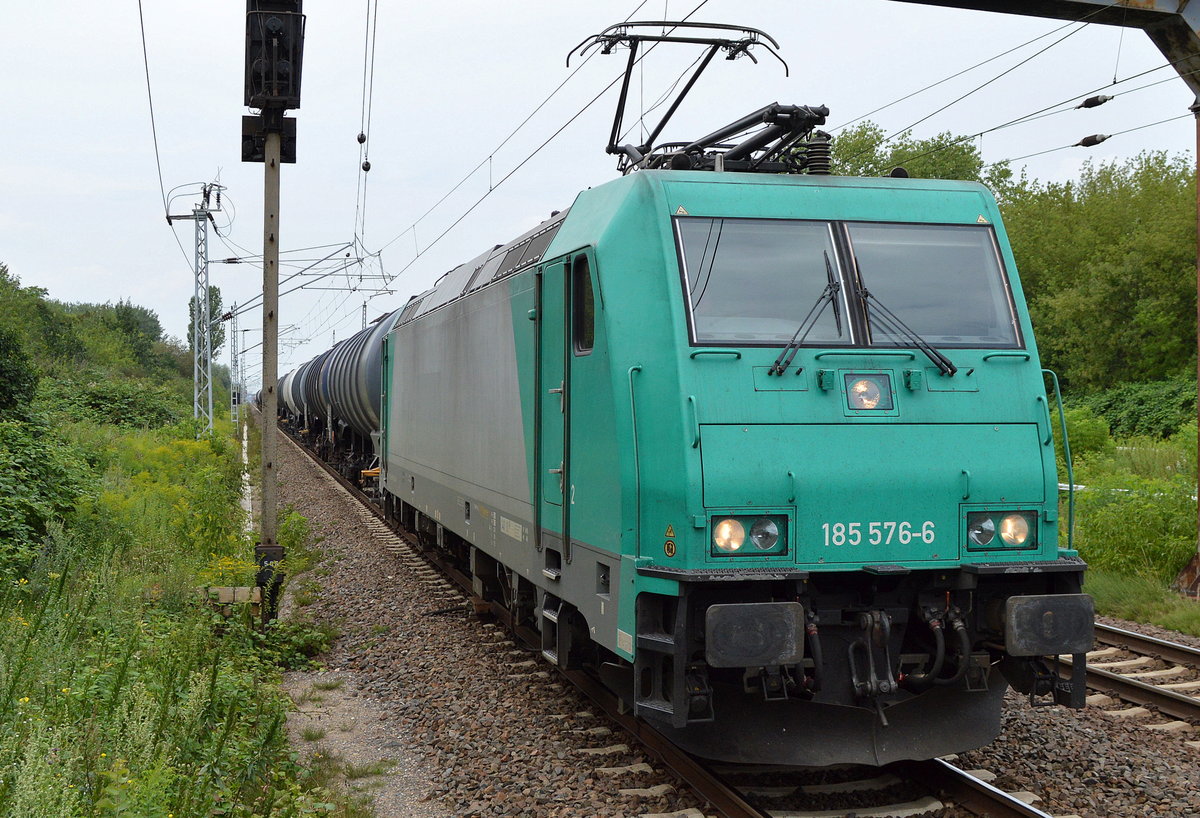 IGE mit 185 576-6 und Kesselwagenzug am 02.08.17 Bf. Berlin-Hohenschönhausen.