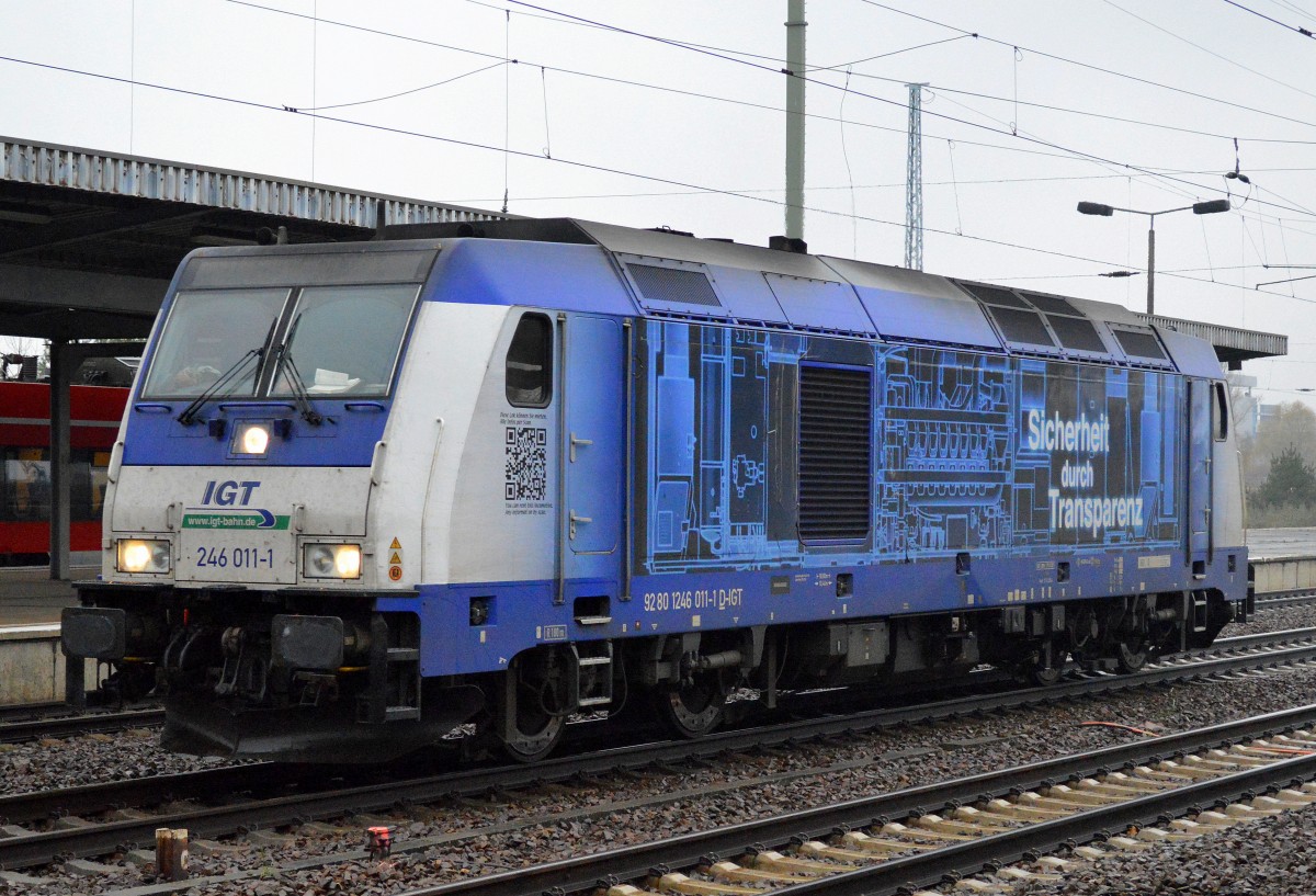 IGT 246 011-1 bei der Durchfahrt Bhf. Flughafen Berlin-Schönefeld, 19.11.14 