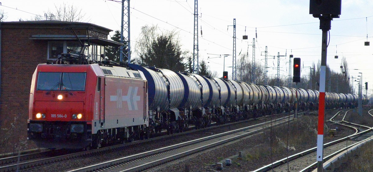 Im diffusen Licht kommt aus Richtung Oranienburg HGK/RHC 185 584-0 mit einem Leerzug Heizoelkesselwagen Richtung Schwedt gefahren, 02.01.15 Berlin-Karow.
