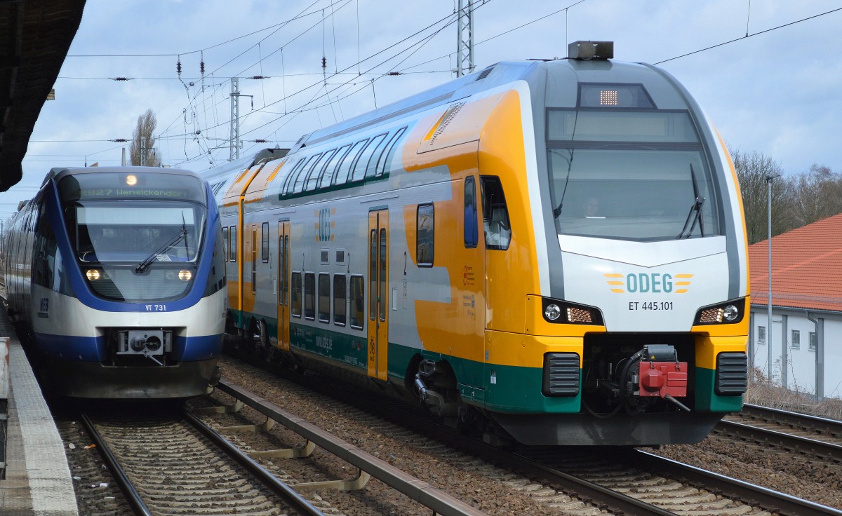 Im direkten Vergleich sind die unterschiedlichen Größendimensionen gewaltig, ein NEB Talent VT 731 als RB27 nach Wensickendorf und ein vorbeifahrender ODEG Doppelstock-Kiss ET 445.101 zur Bereitstellung am 01.04.15 Berlin-Karow.