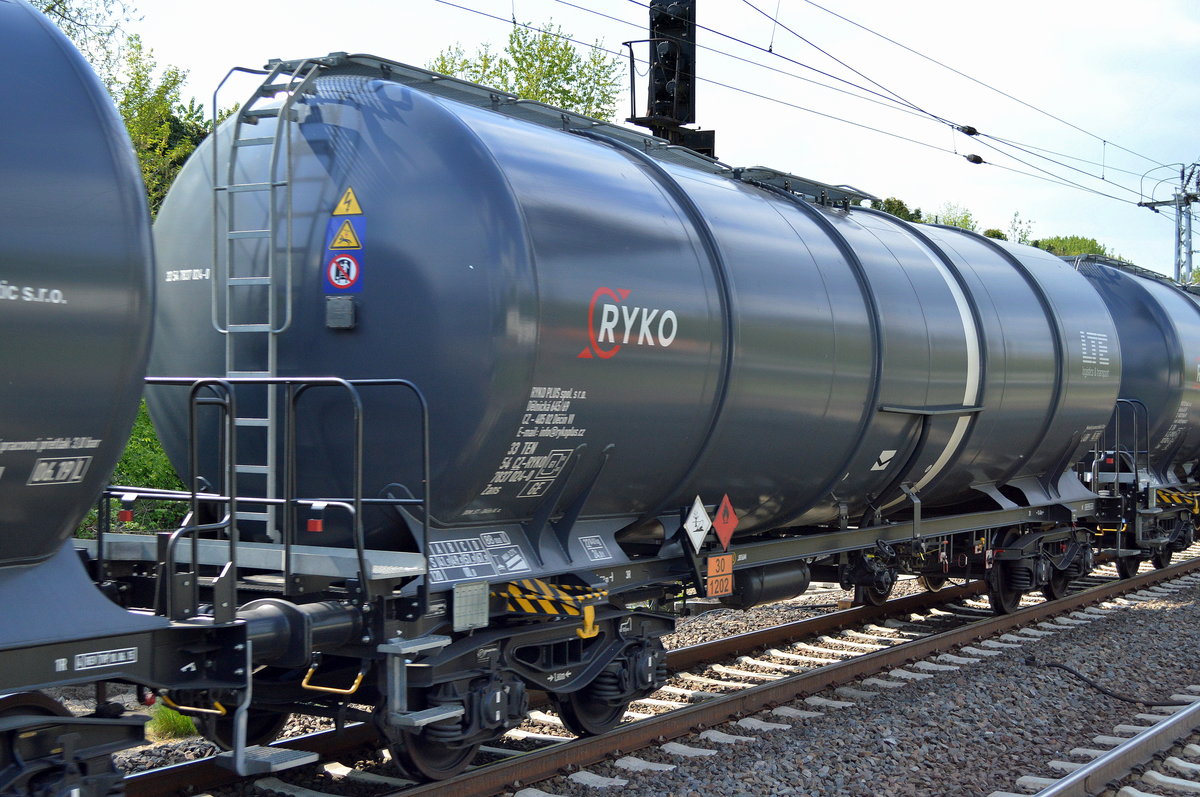 Im Einsatz für LTE sind diese tschechischen Kesselwagen der Einstellfirma RYKO PLUS spol. r.r.m, im Bild der Wagen mit der Nr. 33 TEN 54 CZ-RYKO 7837 024-0 Zans (UN-Nr.30/1202 = Dieselkraftstoff), Logo auf dem Kessel LTE logistics & transport, gesichtet in einem Ganzzug gleichartiger Kesselwagen am 03.05.16 Berlin-Hohenschönhausen.