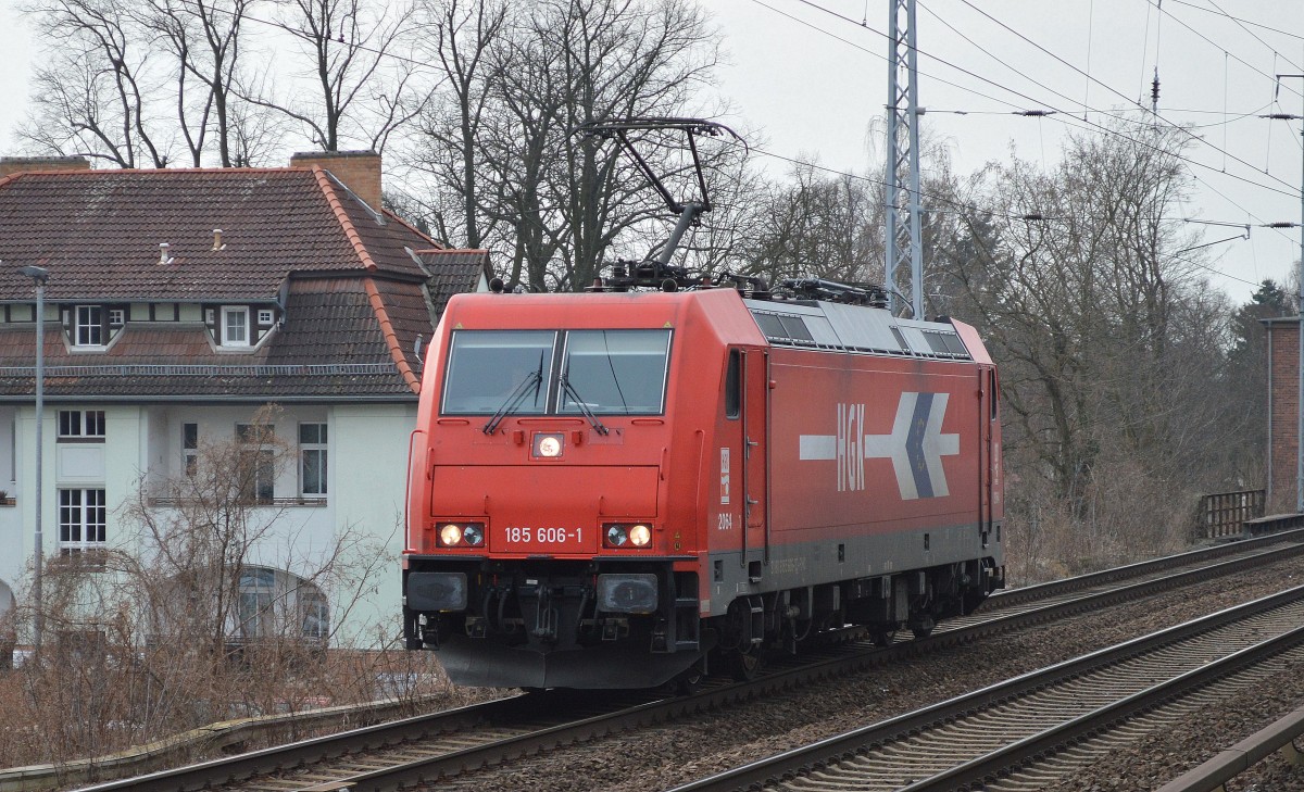 Im Grunde gibt es wohl keinen Tag im Jahr wo nicht wenigstens eine HGK/RHC Lok einem im Laufe des Tages in Berlin-Karow begegnet, hier eilt 2064/185 606-1 Richtung Schwedt am 23.02.15