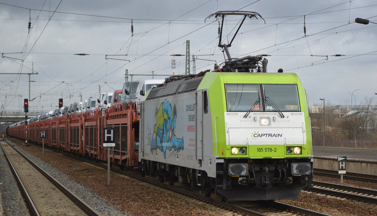 Im Grunde war es dunkelgrau wie die Vortage in Berlin, allerdings als die Captrain/ITL Supermann-Lok 185 578-2 mit der VW-Transporter/-Caddy Güterzugleistung aus polnischer Produktion durch den Bf. Flughafen Berlin-Schönefeld fuhr verirrten sich drei oder vier Sonnenstrahlen durch den dicht bewölkten Himmel auf die Lokfront, 30.01.18