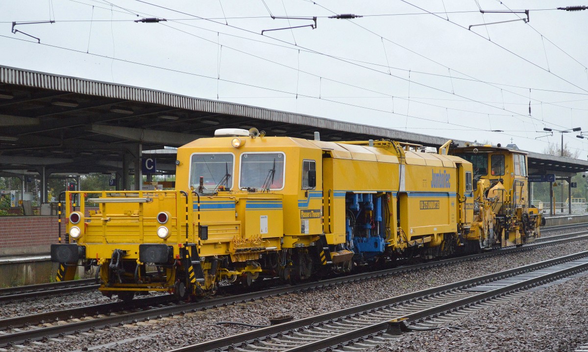 Im Moment in Berlin und Umland schon ein richtiges Stelldichein der verschiedenen Gleisbaufirmen bei den diversen Baustellen überall, hier die Fa. Jumbo Tec mit ihrer Gleisstopfmaschine P&T 08-275 UNIMAT 3S und schnellschotterplaniermasxchine SSP 110 SW bei der Durchfahrt Bhf. Flughafen Berlin-Schönefeld.