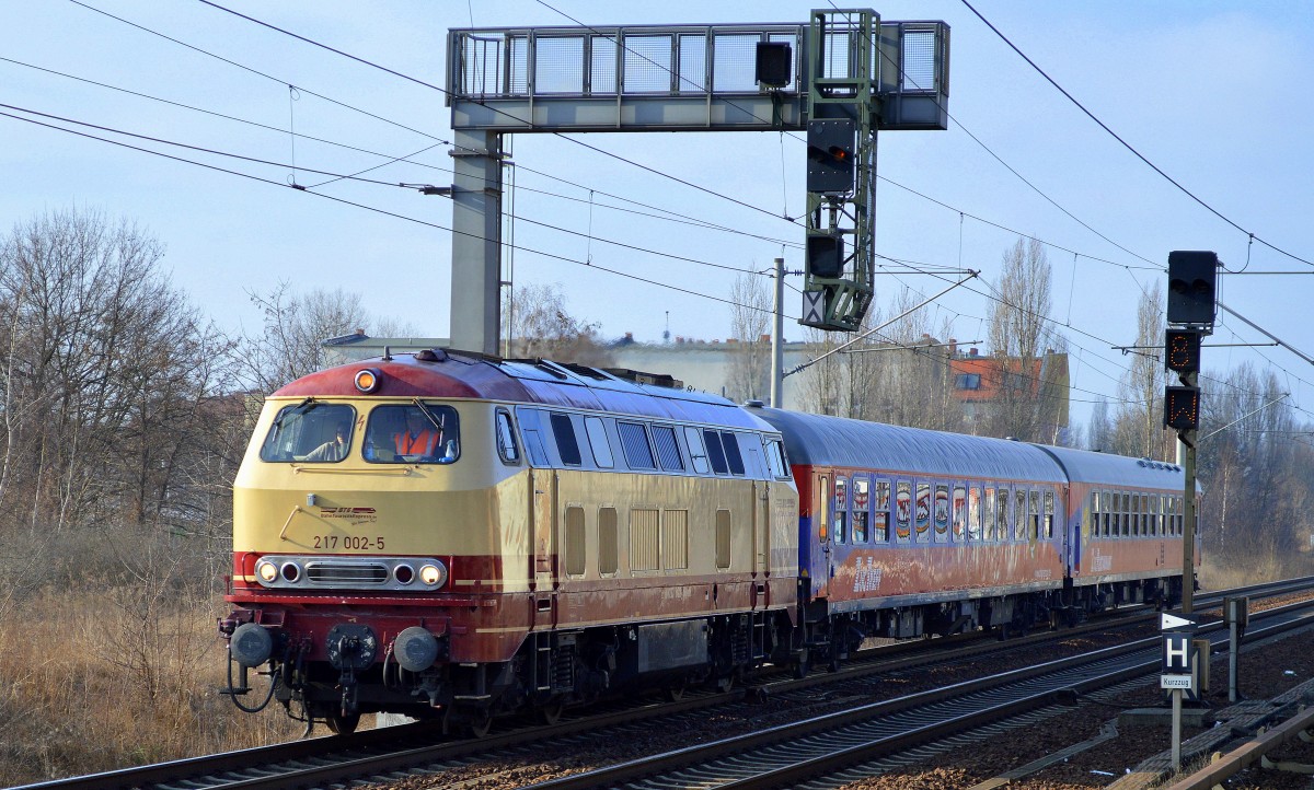 Im Moment bin ich immer wieder überrascht welche Bahnfahrzeuge meinen Weg kreuzen (für mich eine Erstsichtung in Berlin), diesmal also die wunderschöne 217 002-5 der BTE - BahnTouristikExpress GmbH mit zwei firmeneigenen Personenwagen am Haken Richtung Berlin-Blankenburg, 09.03.15 Berlin-Pankow.
