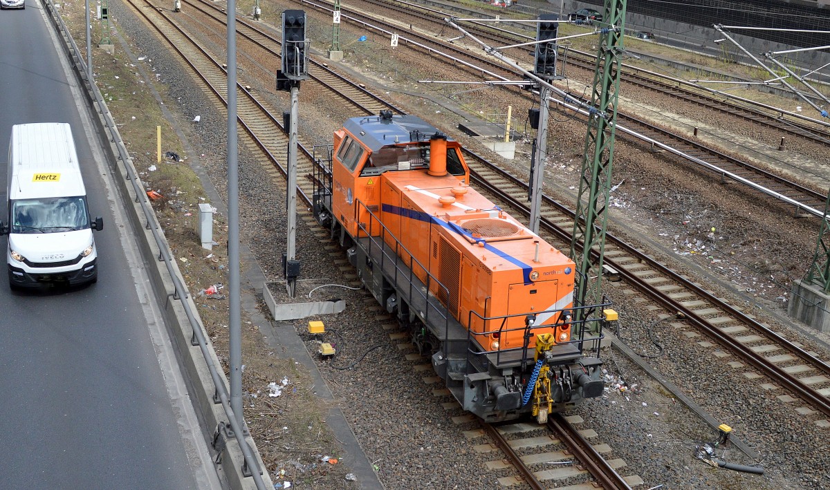 Im Moment von der DB angemietet, die Northrail Lok 278 003-9 (92 80 1278 003-9 D-NRAIL, VSFT Bj.2002) auf dem Weg Richtung Berlin Grunewald auf dem Berliner Innenring neben der Stadtautobahn H�he ICC um einige Personenwagen abzuholen, 13.04.15