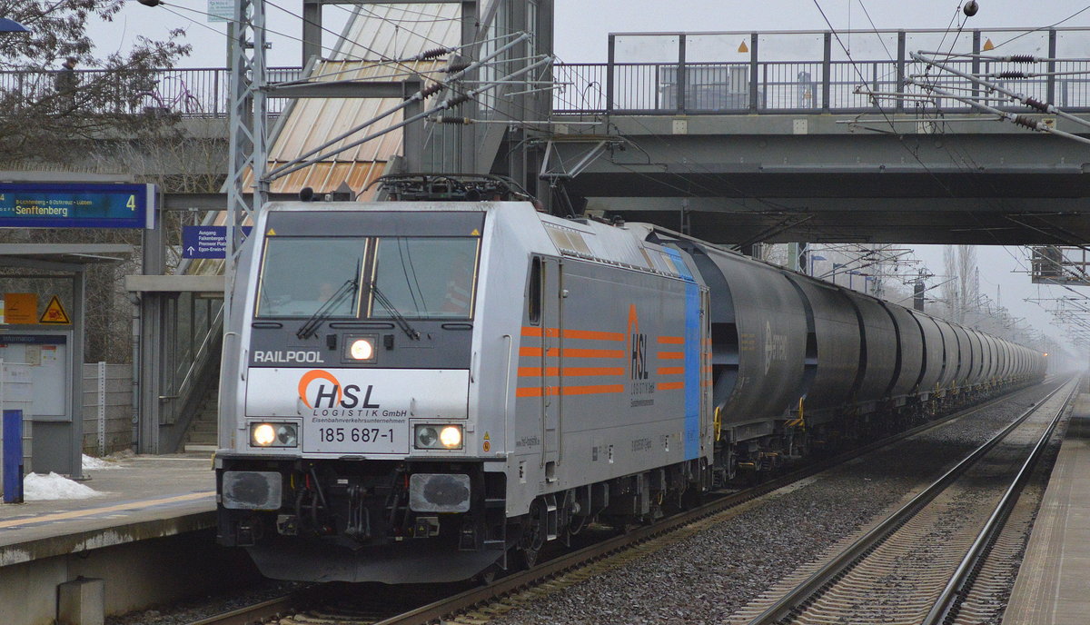 Im Moment kann man täglich ungewöhnlich viele Getreidezüge (ab/an Mukran, verschiedene EVU siehe HSL, ITL, FPL u.a.) im Nordosten sichten, hier wiederum HSL mit der 185 687-1 am 24.01.17 Durchfahrt Bf. Berlin-Hohenschönhausen.