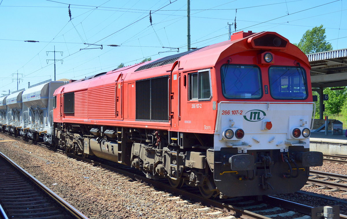 Im Moment nun also relativ regelmäßig die neue im Fuhrpark von ITL, die 266 107-2 mit dem langen Schüttgutwagenzug Richtung Industrieübergabe Berlin Nordost am 23.06.16 Bf. Flughafen Berlin-Schönefeld.