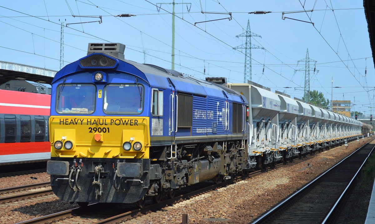 Im Moment regelm��ig in Berlin, HHPI 29001 (266 461-3) mit langen Sch�ttgutwagenz�gen, es wird dabei Sch�ttgut zum Gbf. Berlin-Treptow transportiert, 08.08.15 Durchfahrt Bhf. Flughafen Berlin-Sch�nefeld.