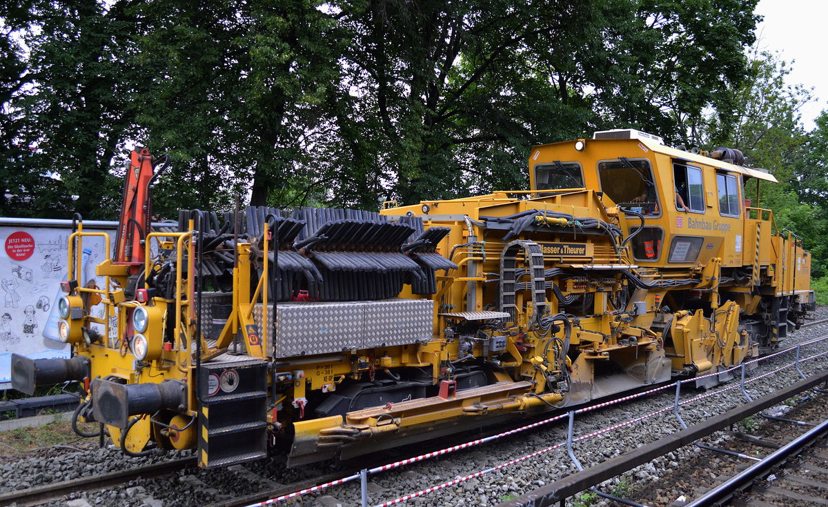 Im Moment wird schon seit einiger Zeit wieder an dem Gleis zur Direktverbindung zum Betriebswerk der Fa. Talgo (Deutschland) GmbH Berlin Warschauer Str. ab Bf. Berlin Lichtenberg gebaut, damit in baldiger Zukunft die Nachtzüge nicht mehr über die S-Bahngleise geführt werden müssen mehrmals täglich. Hier ist die DB Bahnbau Gruppe gerade mit ihrer Schotterplaniermaschine vor Ort und verrichtet ihre Arbeit, 28.06.17 S-Bhf. Berlin-Nöldnerplatz.