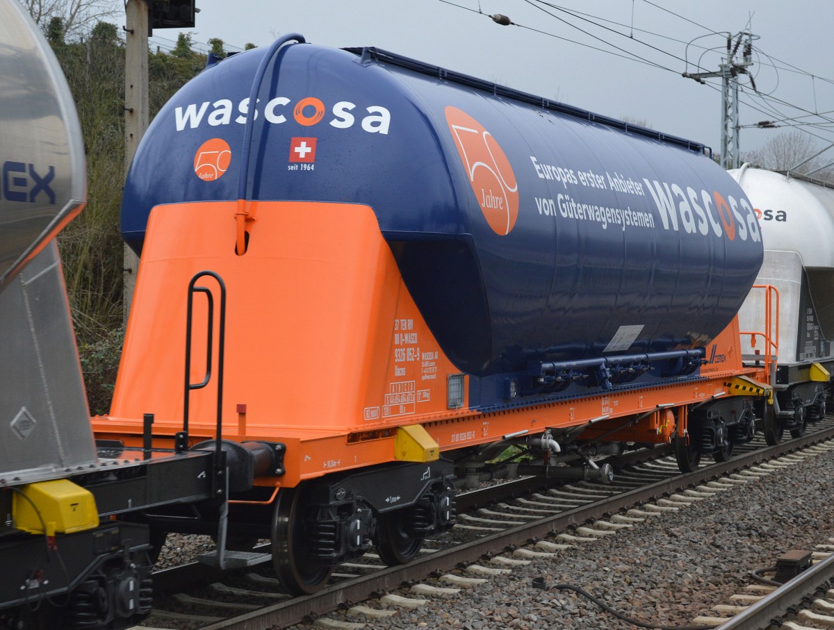 Im typisch farbigen Design präsentiert sich dieser Staubgutwagen vom Schweizer Einsteller Wascosa und verweist auf das fünfzigjährige Firmenbestehen, der Wagen hat die Nr. 37 TEN RIV 80 D-WASCO 9326 052-9 Uacns, gesichtet am 21.01.15 Berlin-Hohenschönhausen.