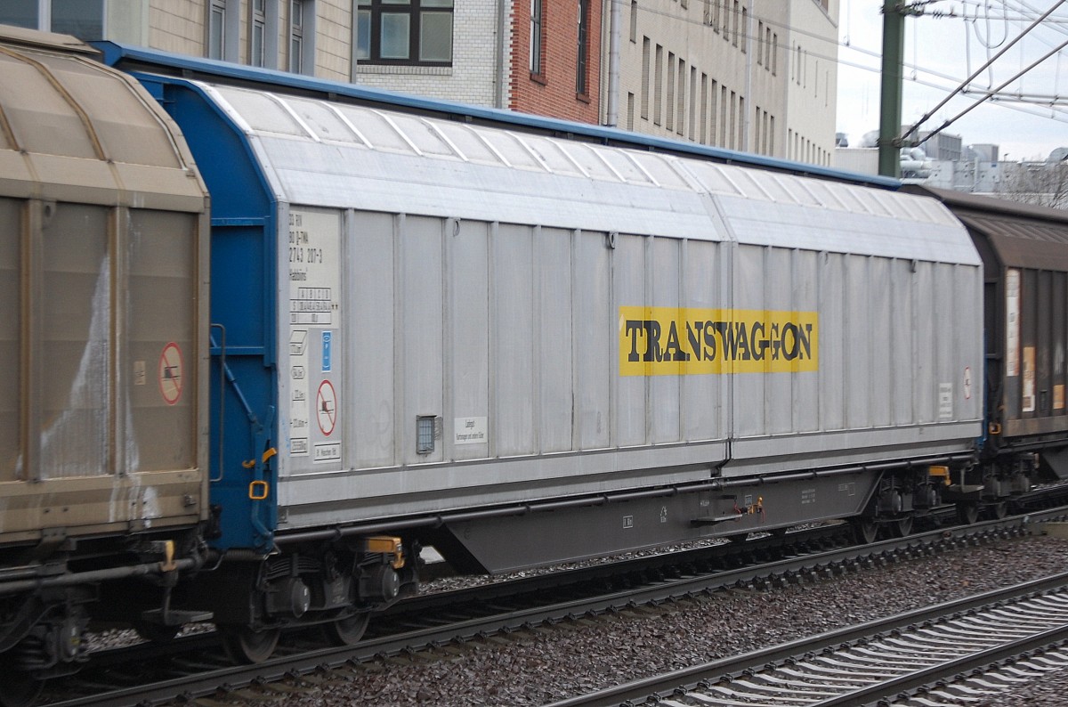 Immer eine Freude wenn einem mal ein nicht rostiger Schiebewandwagen vor die Linse kommt, hier vom Einsteller TRANSWAGGON der Wagen 33 RIV 80 D-TWA 2743 207-3 Habbins 4 am 09.01.14 Berlin-Wedding.