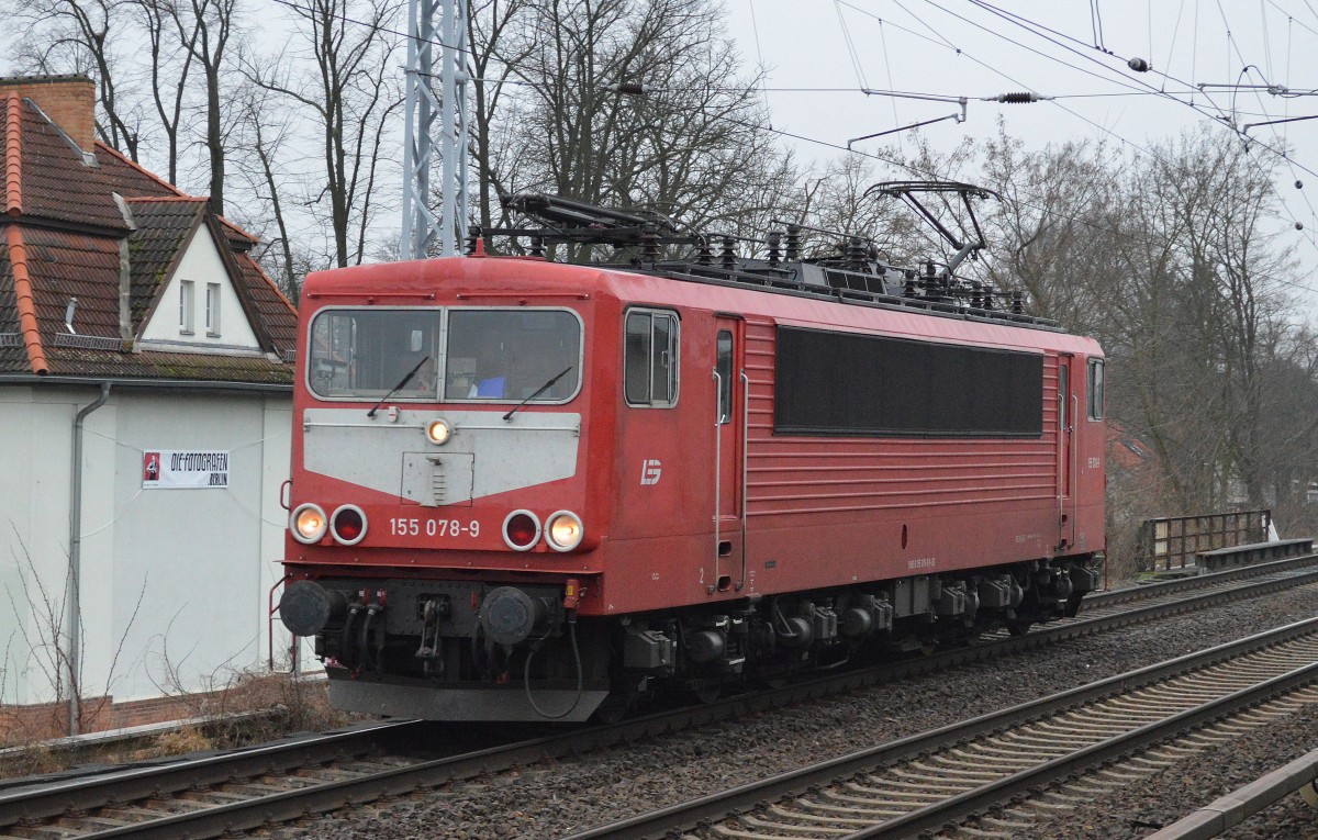 Immer noch ein ungewohntes Bild, diese ex DB 155ér mit Lätzchen, die 155 078-9(91 80 6155 078-9 D-LEG, LEW Bj. 1979) fährt nun schon einige Zeit als Privatlok der LEG und holt sicherlich einen Kesselwagenzug im Güterbahnhof Stendell ab, 22.01.15 Berlin-Karow.