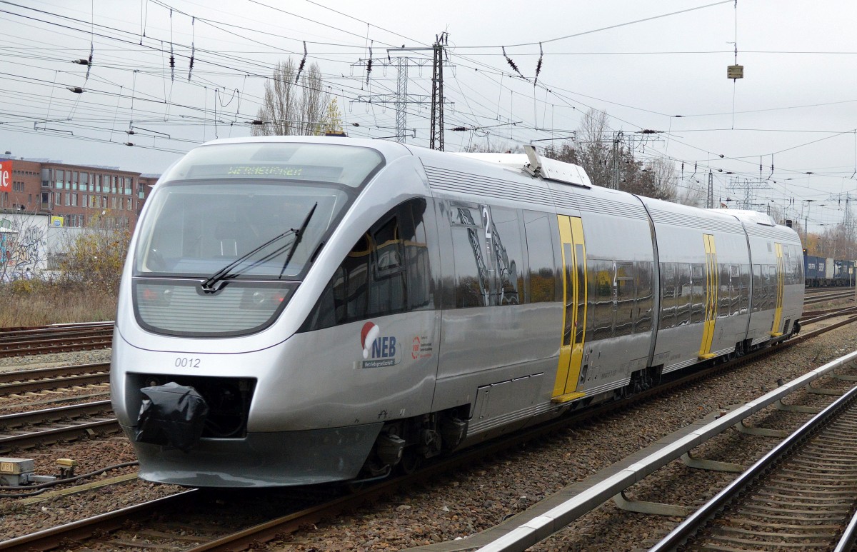 Immer noch etwas ungewohnt, das neue Farbschema der NEB bei den von der NWB übernommenen Talent-Triebzügen, hier der Triebzug 0012 am 26.11.15 Berlin-Springpfuhl.