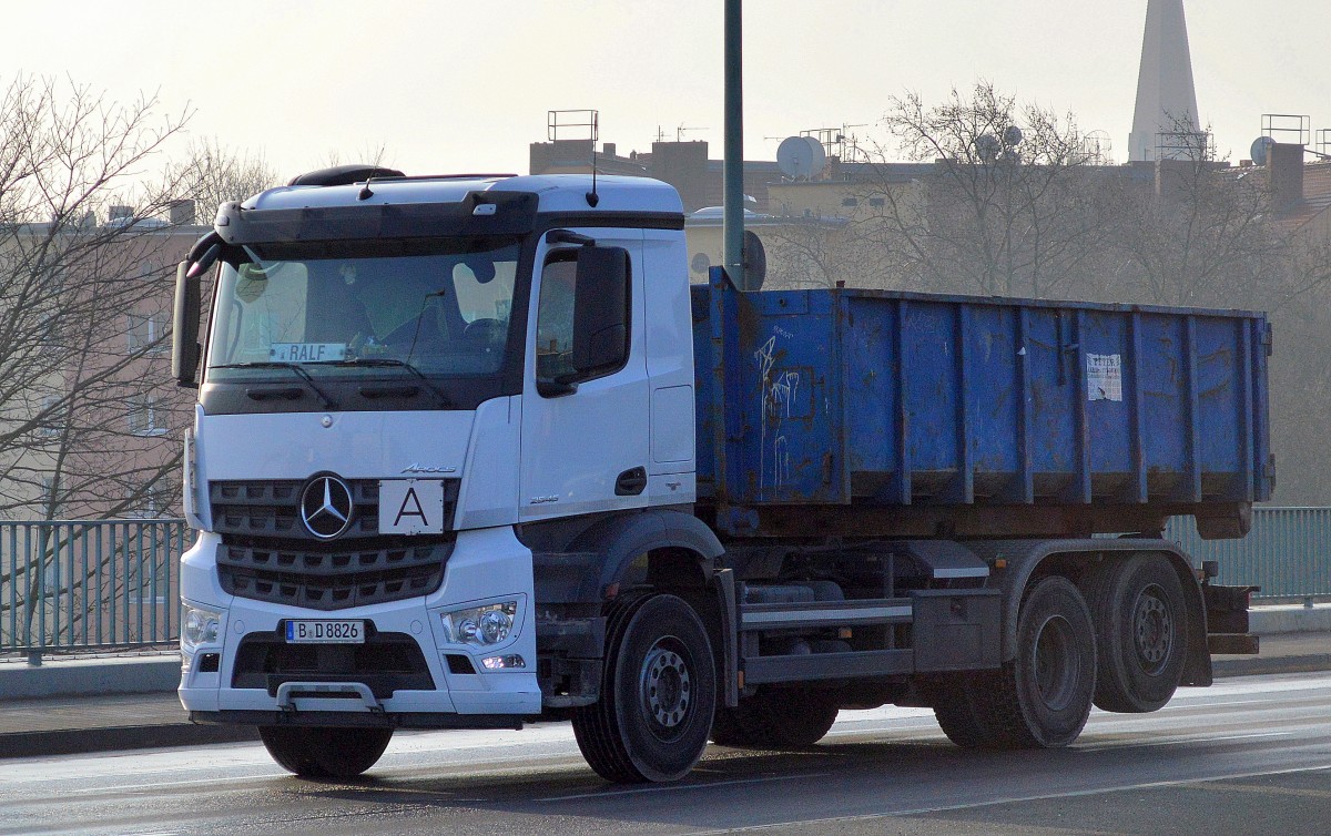 Immer noch nicht allzu häufig, die MB AROCS Reihe in Berlin, hier ein MB AROCS 2545 Abrollkipper am 10.03.15 Berlin-Putlitzbrücke.