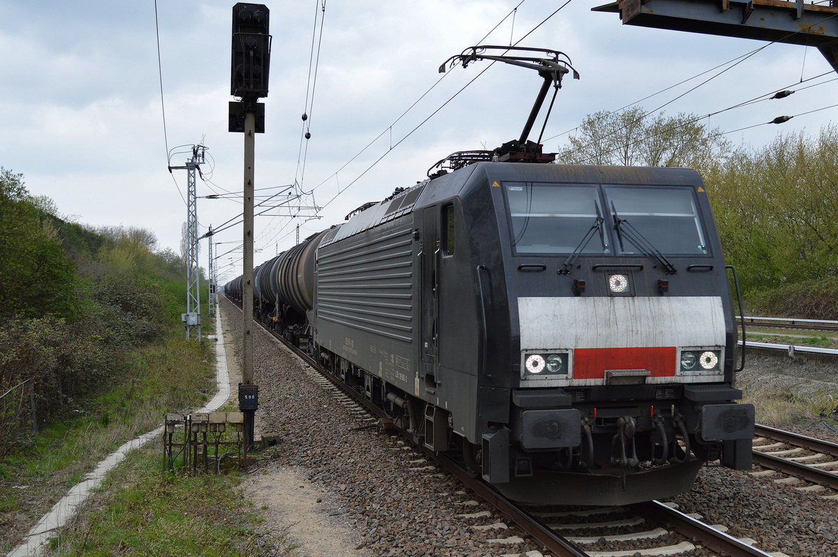 Immer noch ohne Frontbeschriftung, die MRCE Dispo 189 802-2/ES 64 F4-802 für CTL mit Kesselwagenzug am 05.04.17 Bf. Berlin-Hohenschönhausen.