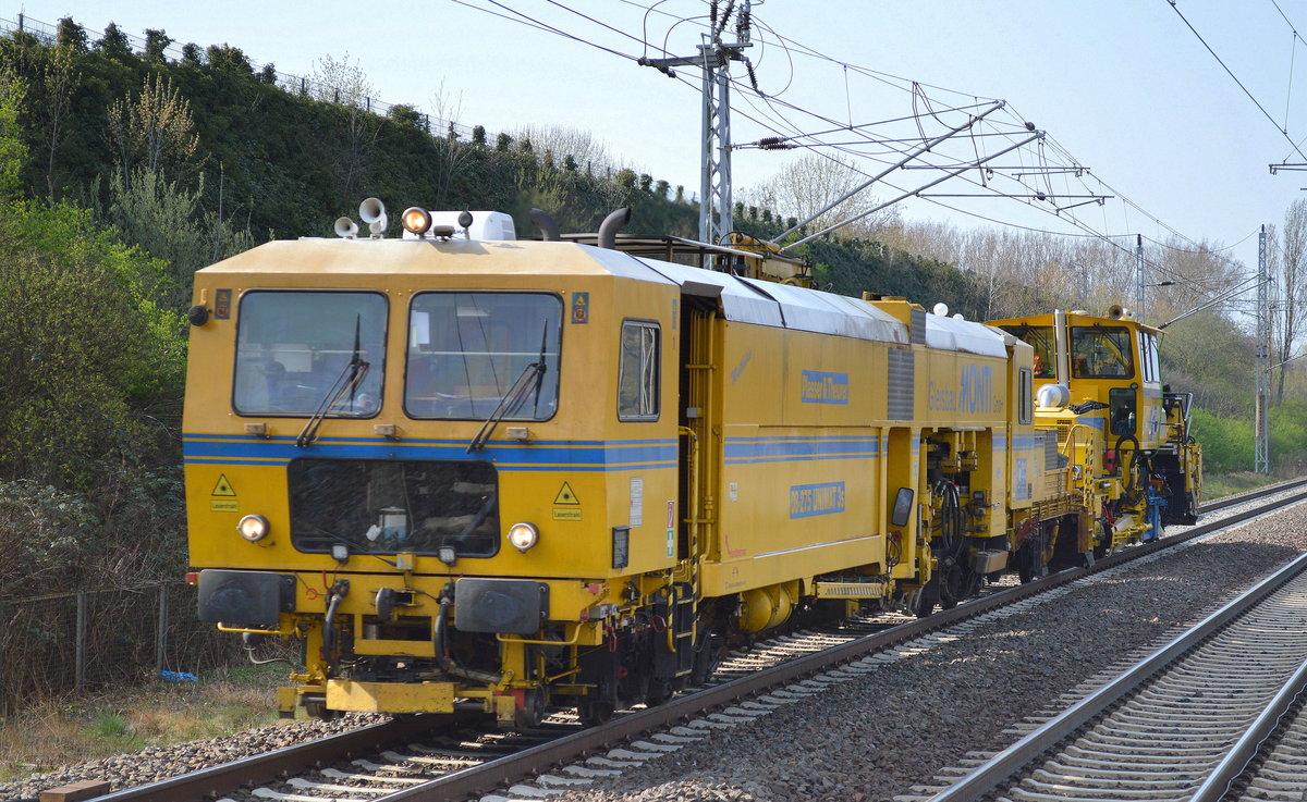 Immer wieder bin ich erstaunt wie viele unterschiedlichen Gleisbaufirmen im Laufe der letzten Jahre in unsere Region zum Einsatz gekommen sind, hier eine Gleistopfmaschine vom Typ P&T 08-275 UNIMAT 3S + Schotterplaniermaschine der Fa. Gleisbau MONTI GmbH am 06.04.16 Berlin-Hohenschönhausen.
