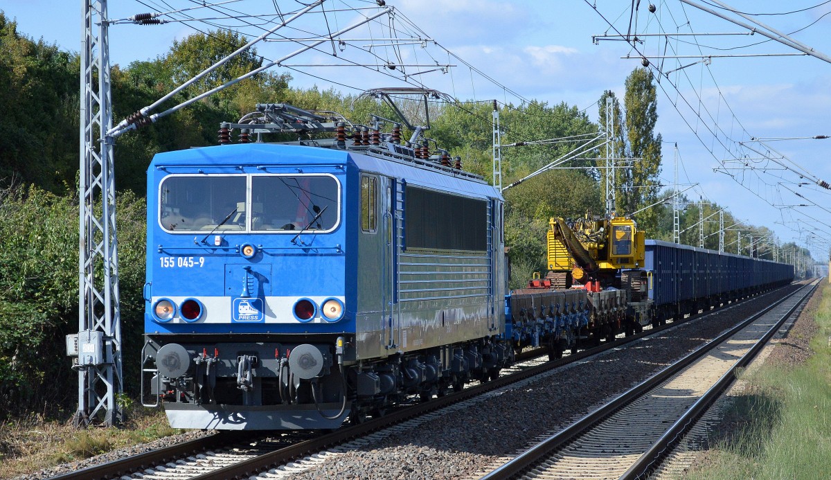 In den Betriebsfarben der Press sieht sogar eine 155ér toll aus, die vor kurzem wieder zugelassene ex DB 155 238-9 jetzt als PRESS 155 045-9 (LEW Bj.1984) unterwegs mit Bauzzug auch in blauer Farbe mit gelber Raupenbaumaschine undd offenen ERR Mietgüterwagen am 23.09.14 Berlin-Hohenschönhausen 